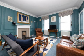 JOIVY Eclectic & Design Led 3BR apt near Edinburgh Castle